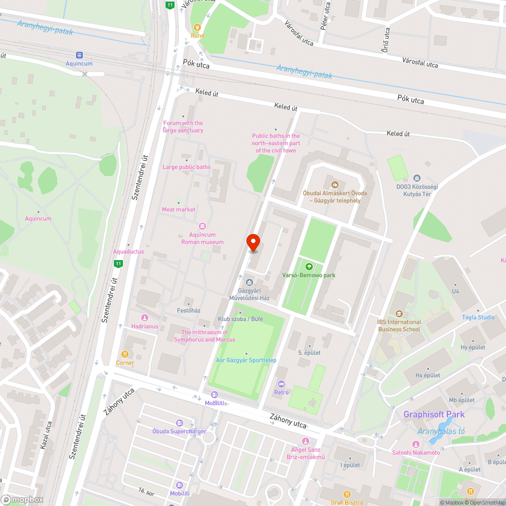 Elavult, összegraffitizett utasváró bejelentés helye