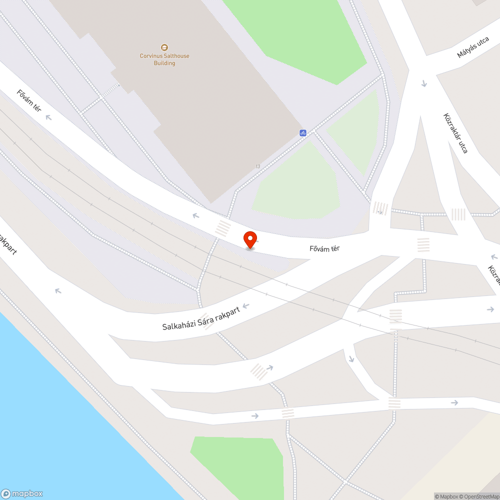 Megdőlt KRESZ tábla a Corvinus Sóház mellett bejelentés helye