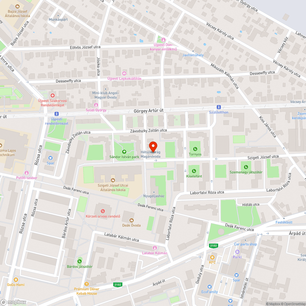 Kidobott fenyőfák várnak az elszállításra bejelentés helye