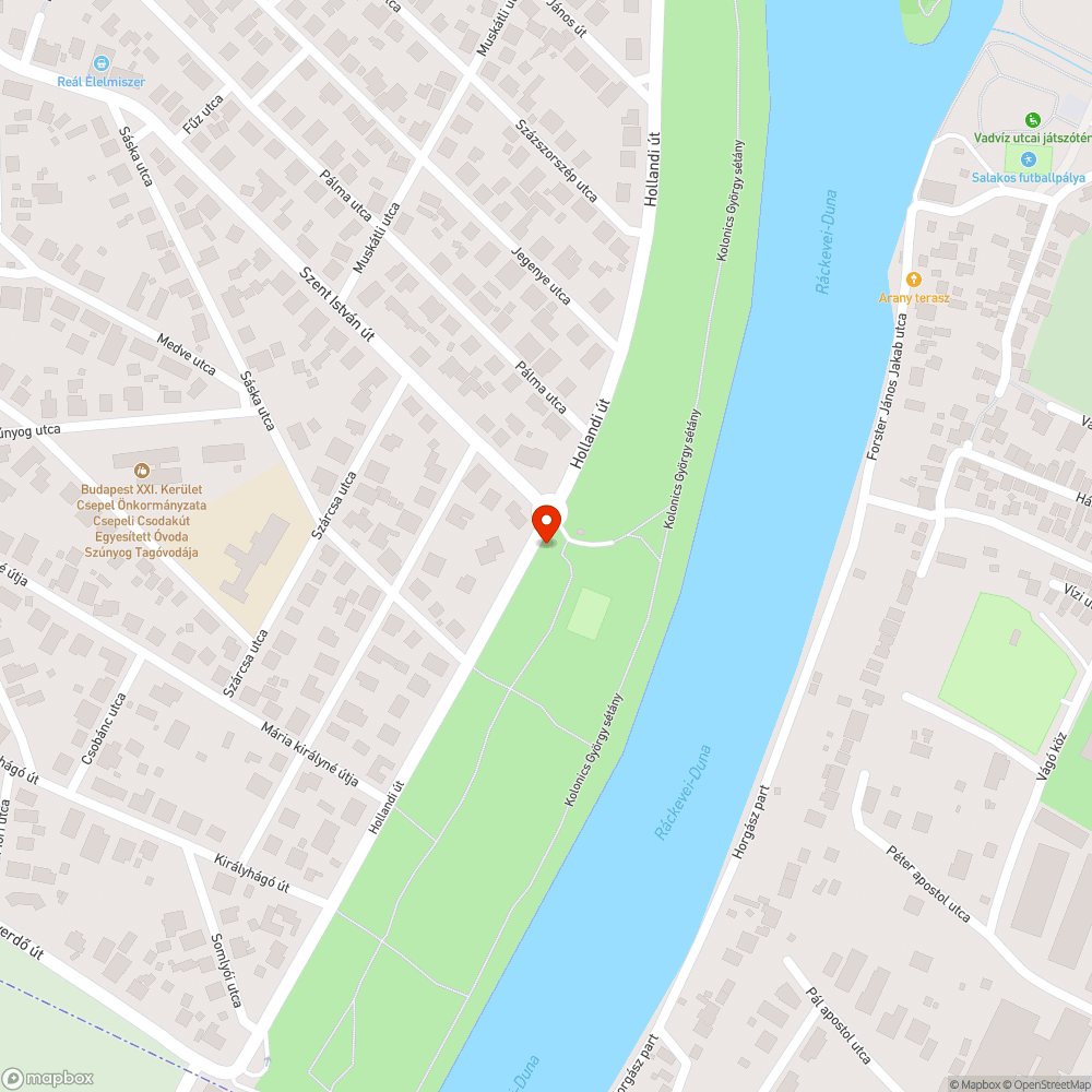 Buszmegálló mellett az úttesten megáll a víz, fröcskölnek az autók. bejelentés helye