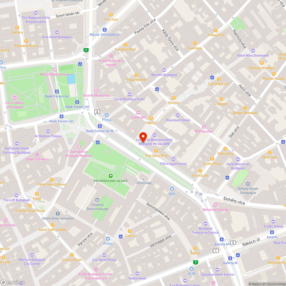 Leesett, öszetört márványlap törmelékek a Madách tér sarkánál. bejelentés helye