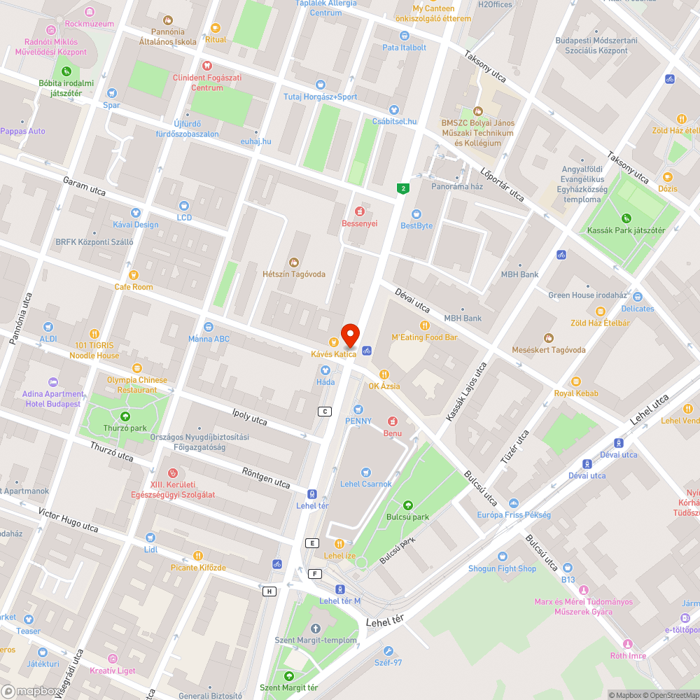 Autók közlekednek a járdán bejelentés helye