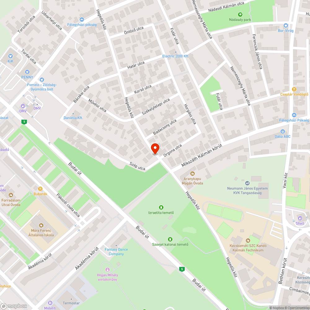 Veszélyesen megsüllyedt aknafedlap a Hegedűs közön bejelentés helye