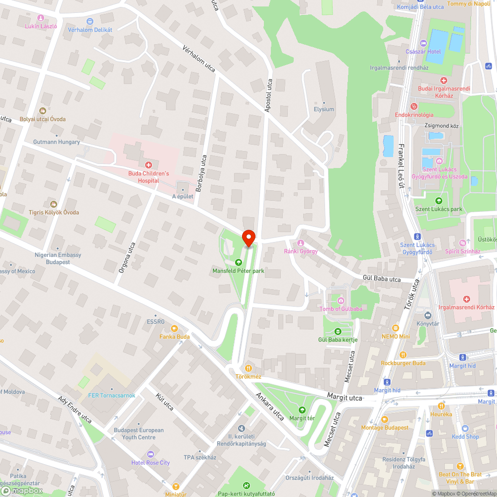 Sok eldobott csikk és lekopott festés a Mansfeld park padjain. bejelentés helye