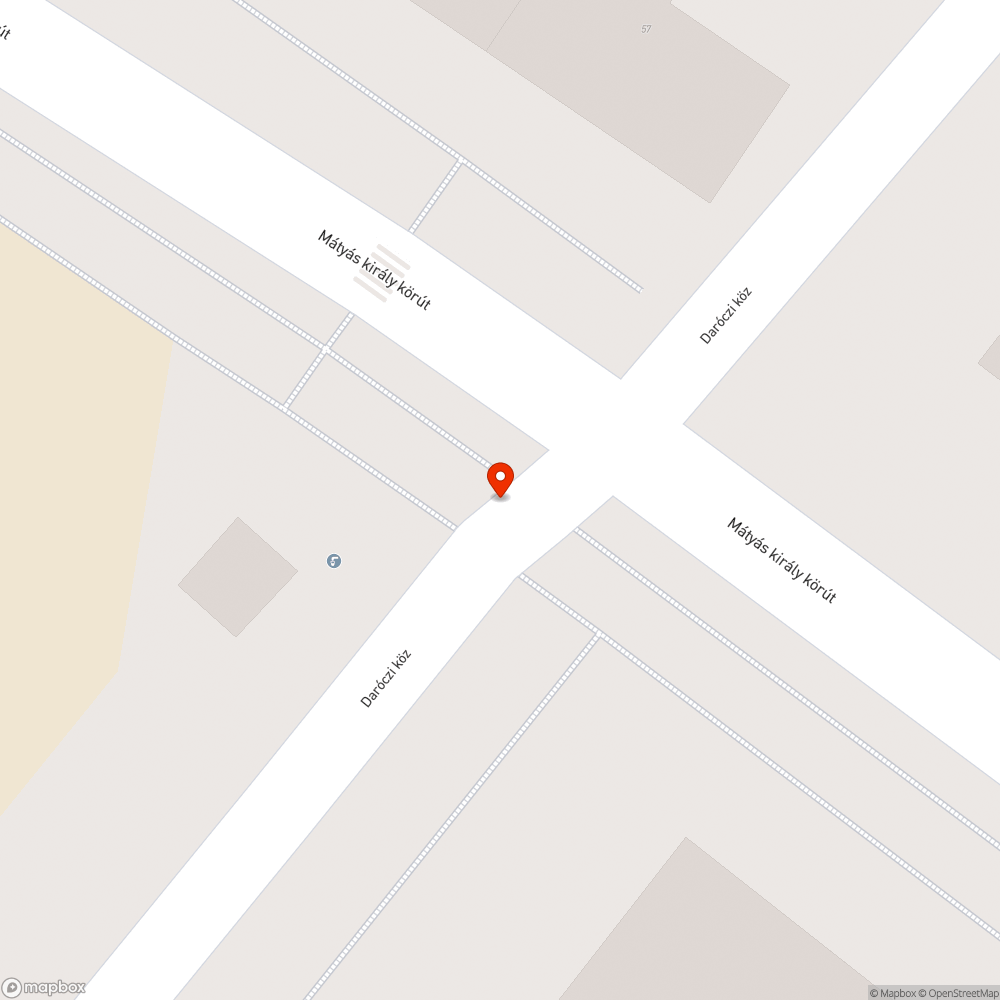 Rossz állapotú, külsőleg rongált közműszekrény a Mátyás király iskola mellett bejelentés helye