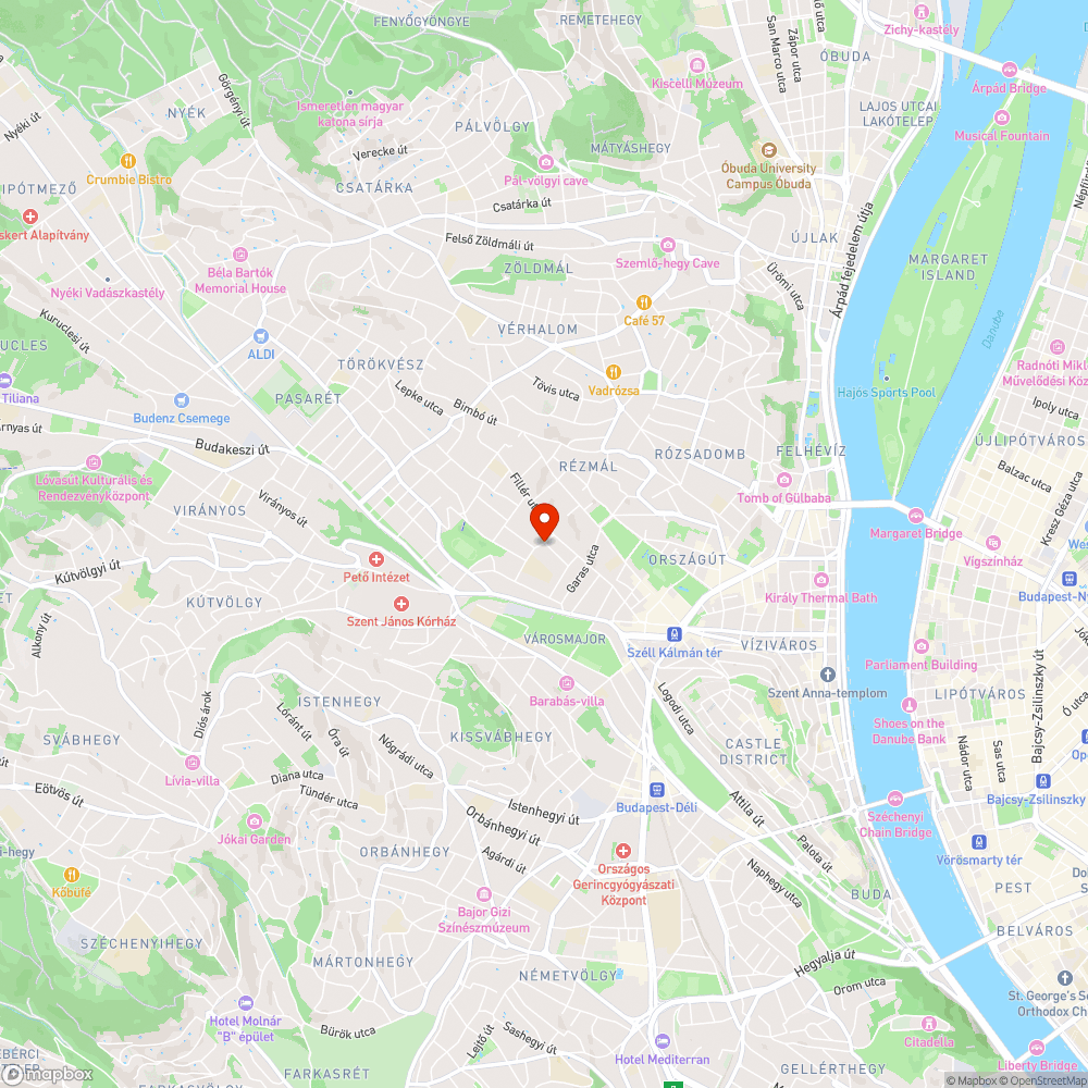 Járdán parkoló szlovák BMW terepjáró bejelentés helye