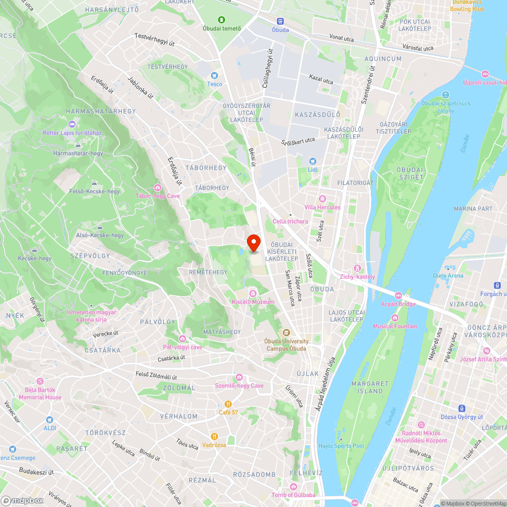 Jelzőtáblák és gumi halom. bejelentés helye