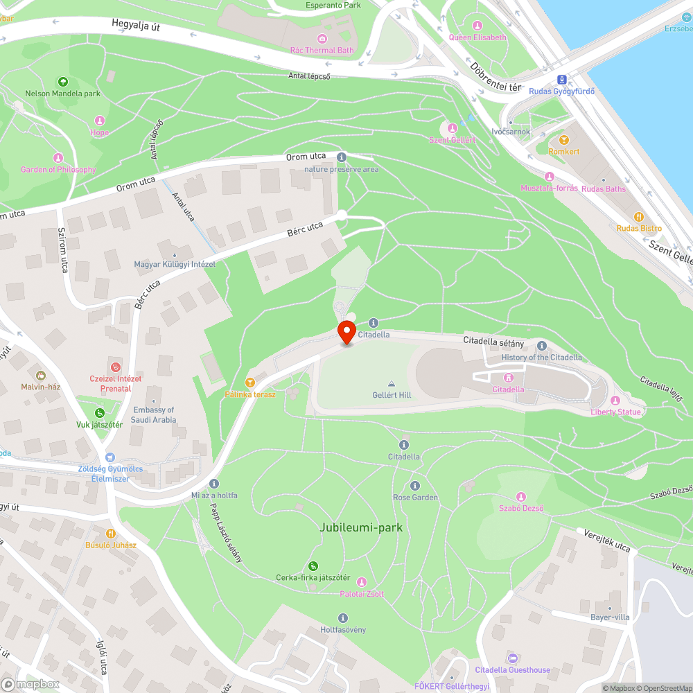 Ocsmány táblák a Citadellán bejelentés helye