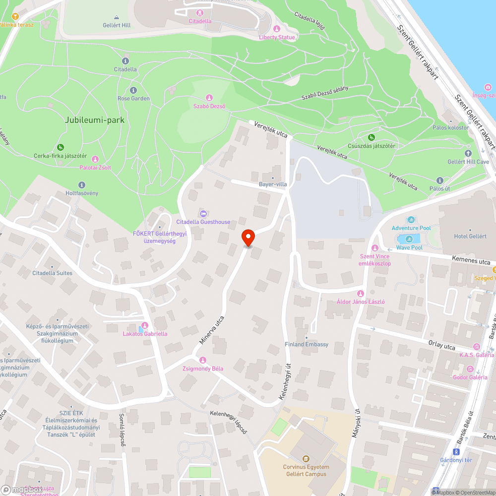 eldőlt, növényzet által takart tábla bejelentés helye