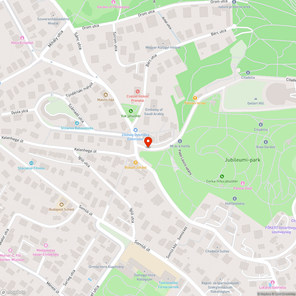 megdőlt tábla, szomszédjában növénnyel benőtt tábla bejelentés helye