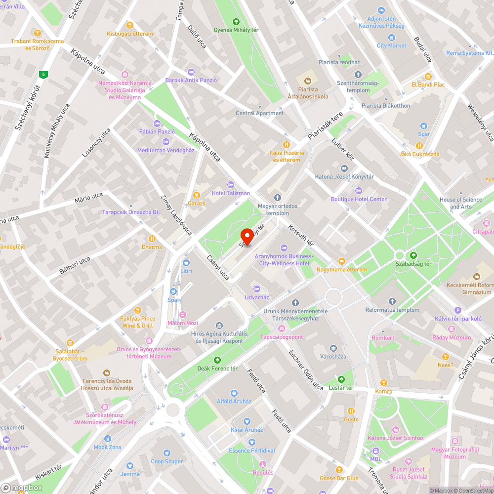 Leeső félben levő égtájt jelző nyíl és törött üveg a Széchenyi téri buszállomáson bejelentés helye