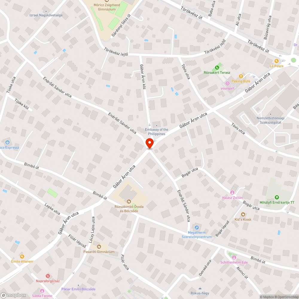 Meghajlott KRESZ tábla a Gábor Áron utcában bejelentés helye