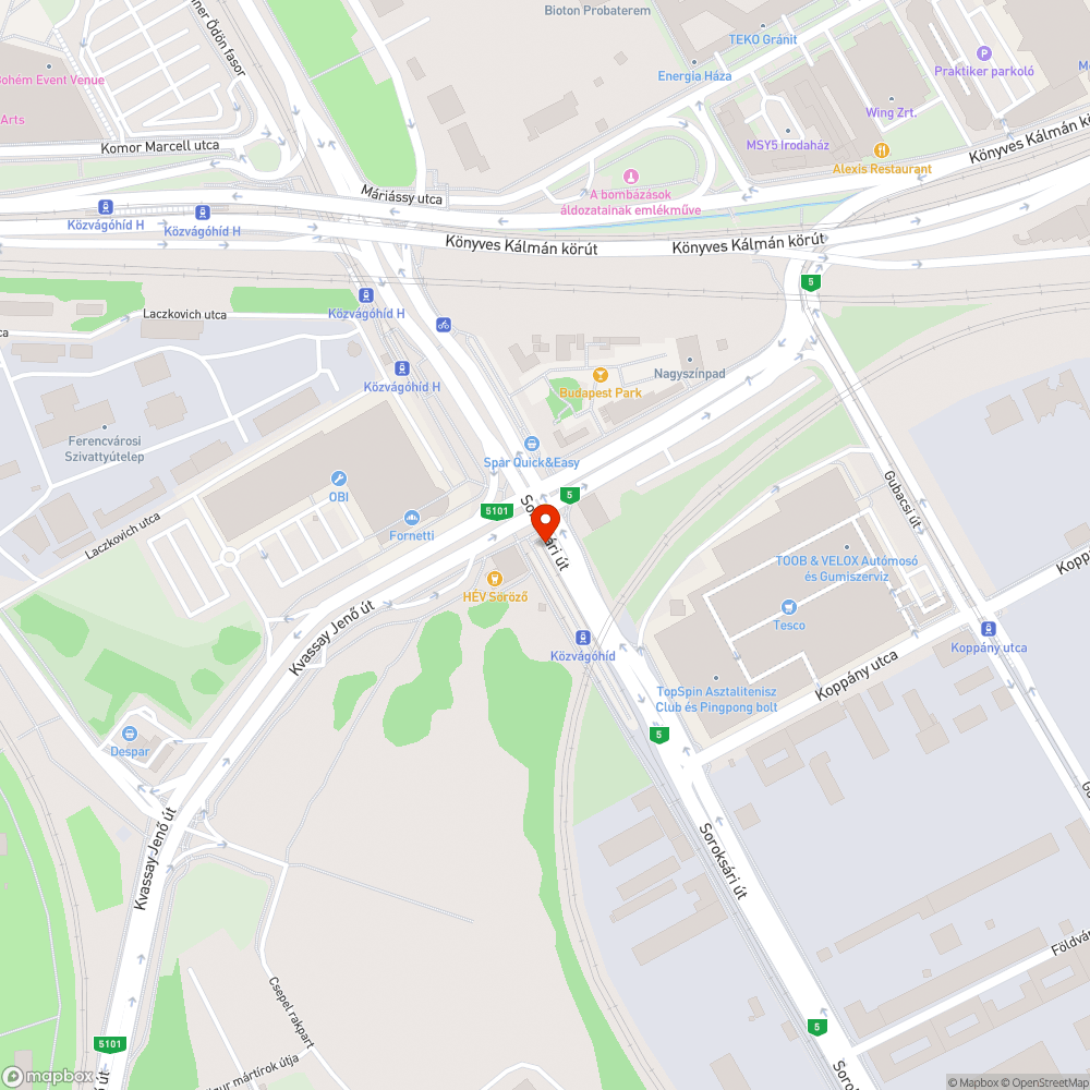 Félig leszakadt választási plakát takarja a jelzőtáblát bejelentés helye