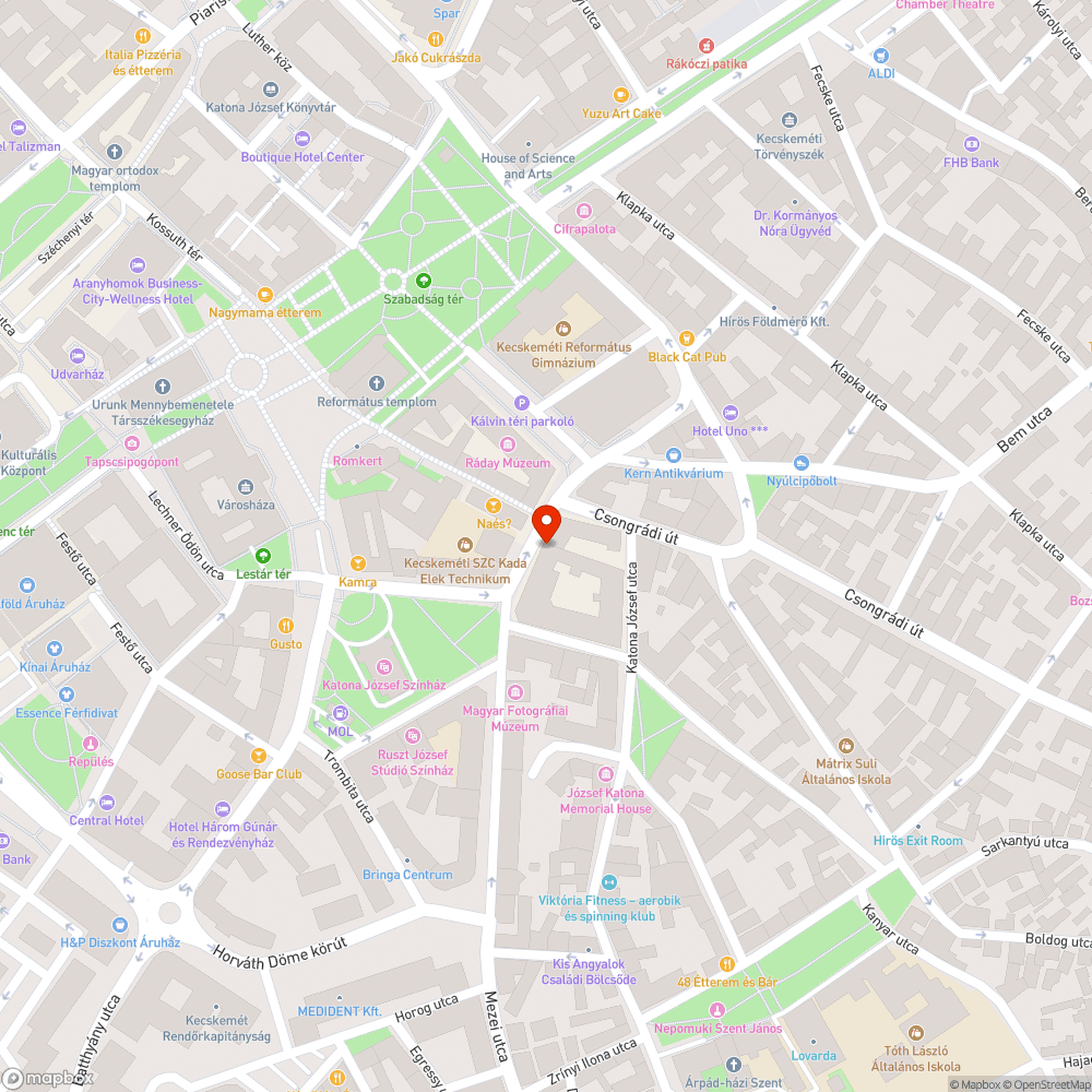 Végeláthatatlan táblaerdő a Katona József Színház buszmegállójában bejelentés helye