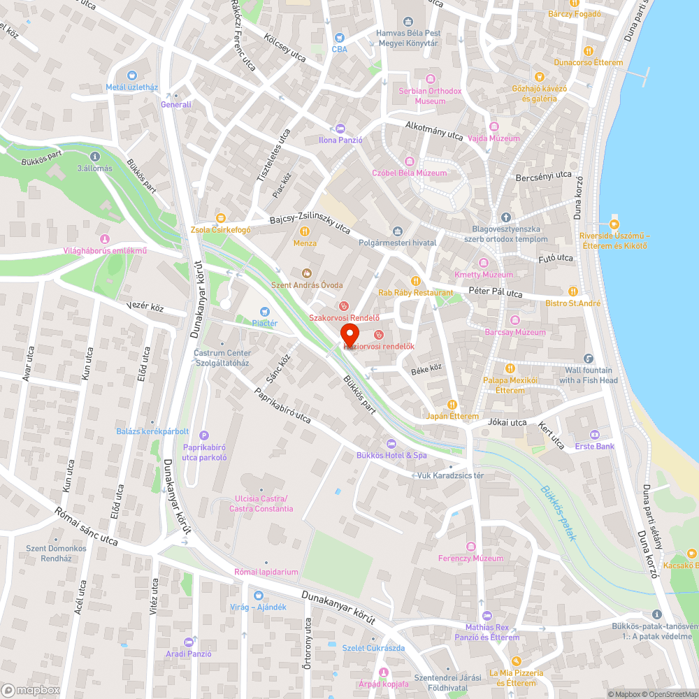 Felhalmozott szemét a háziorvosi rendelő bejáratánál. bejelentés helye