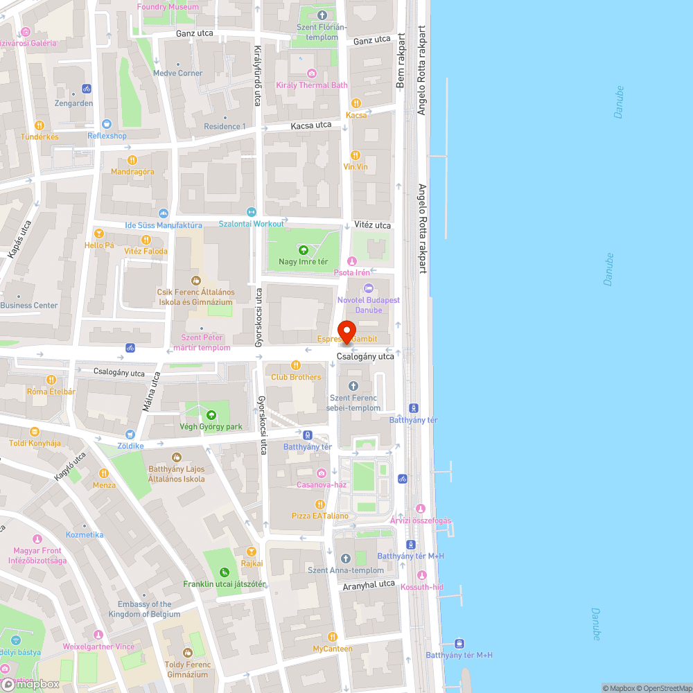 Helyéről kiborulni készülő forgalmi lámpa bejelentés helye