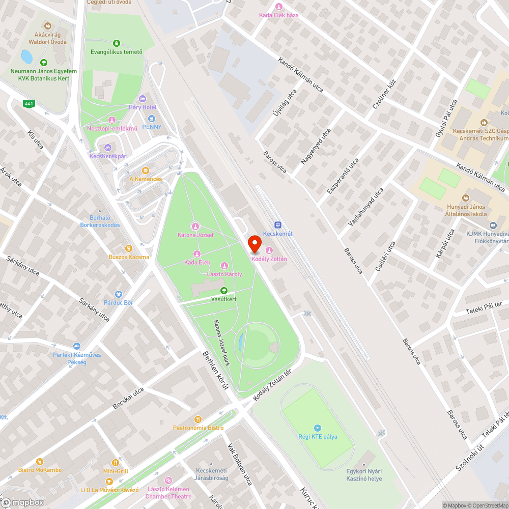 Úttestből kiálló betonacél a vasútállomás előtt a buszmegállónál bejelentés helye