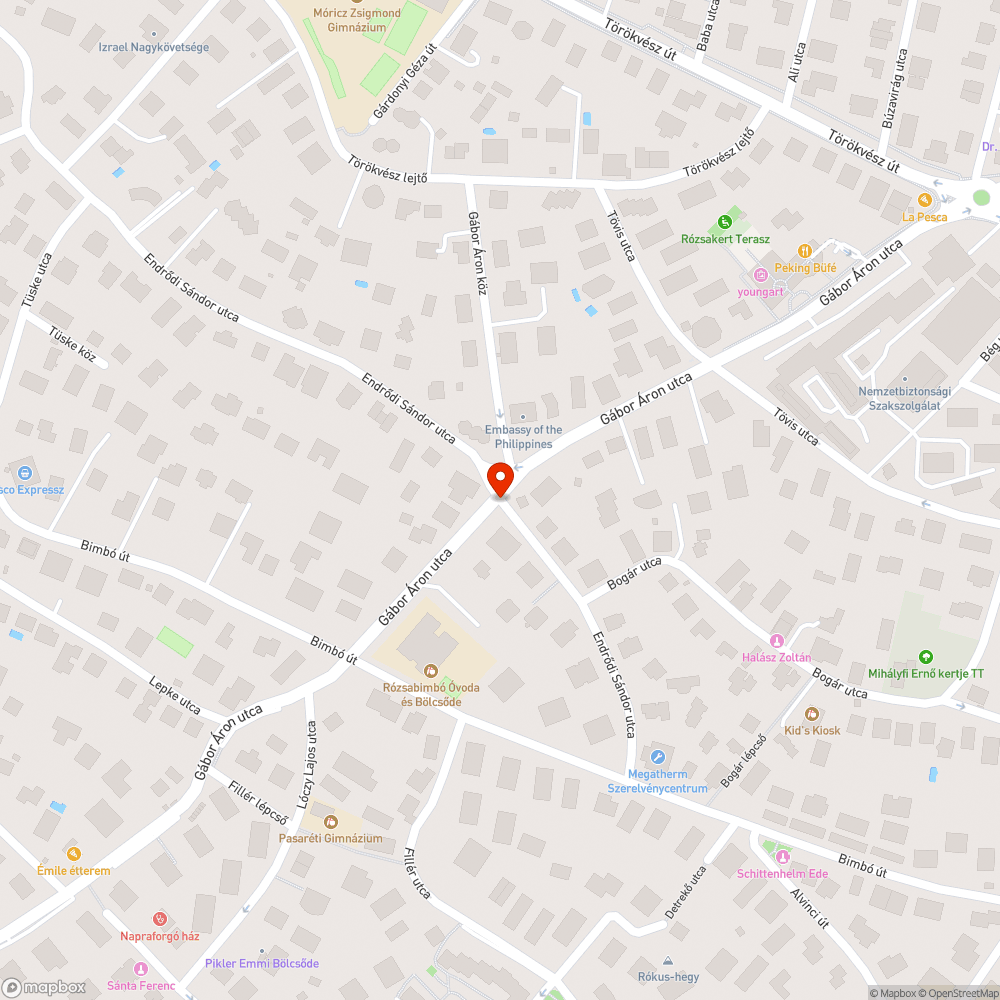 Megdőlt KRESZ tábla a Gábor Áron utcában bejelentés helye