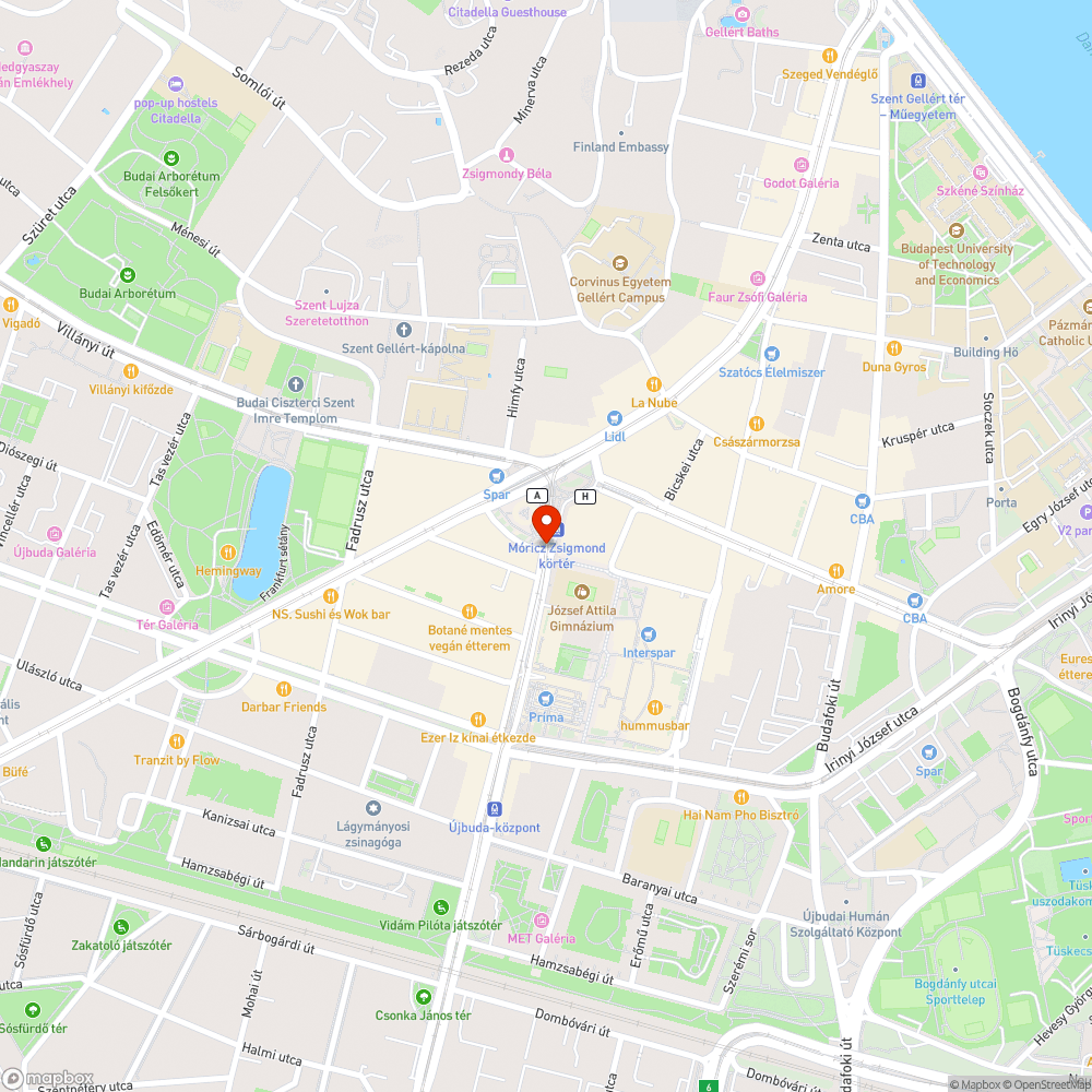 Hátulról láthatatlan "Elsőbbségadás kötelező" tábla a Móricz Zsigmond Körtéren bejelentés helye