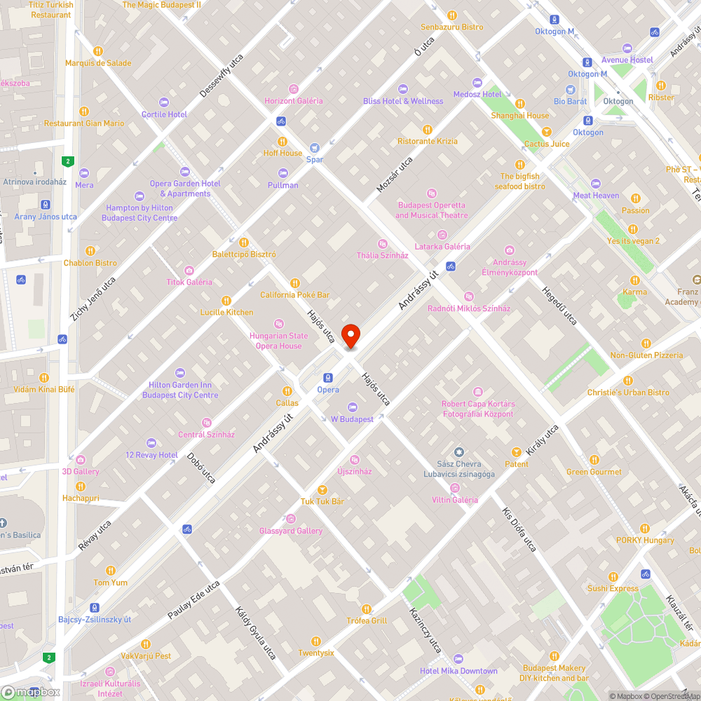 Szabálytalanul parkoló autó döntögeti a kerékpártároló korlátai bejelentés helye