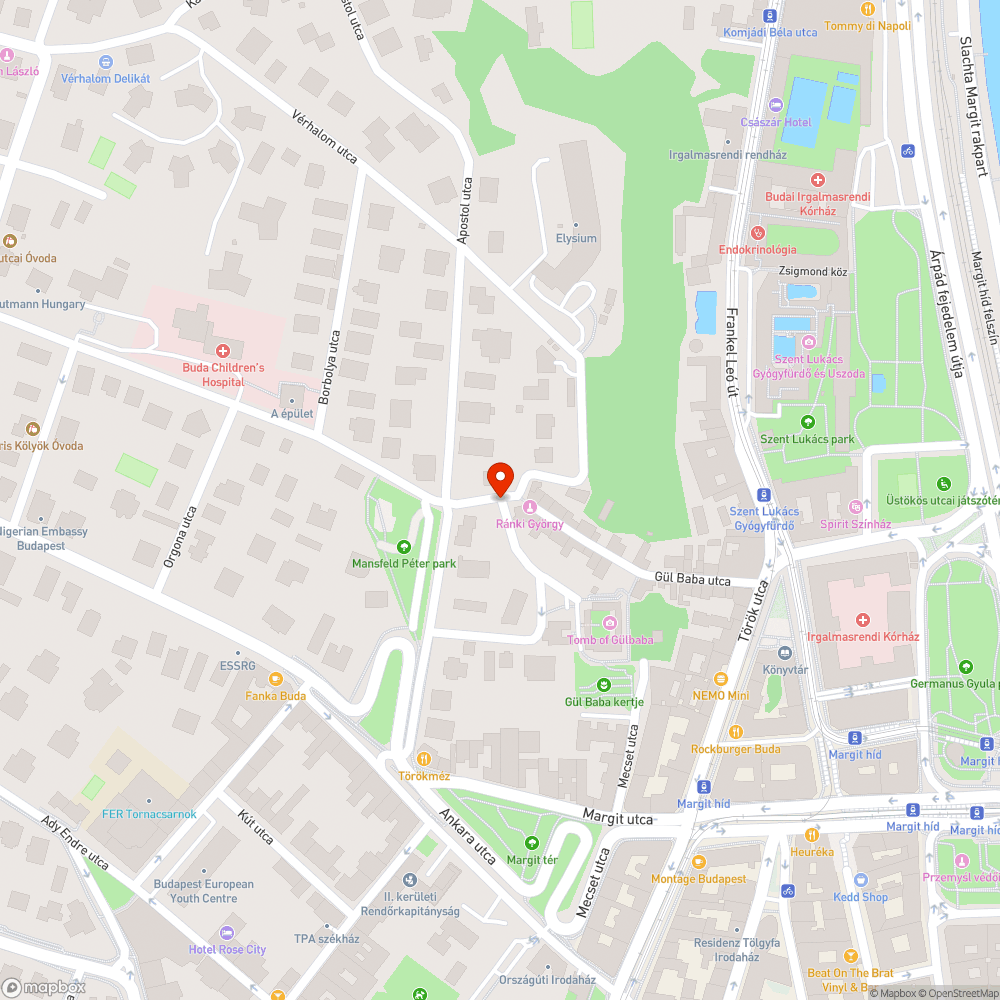 Nyitott elektromos szekrény, szabadon álló vezetékek és megszakítók. bejelentés helye