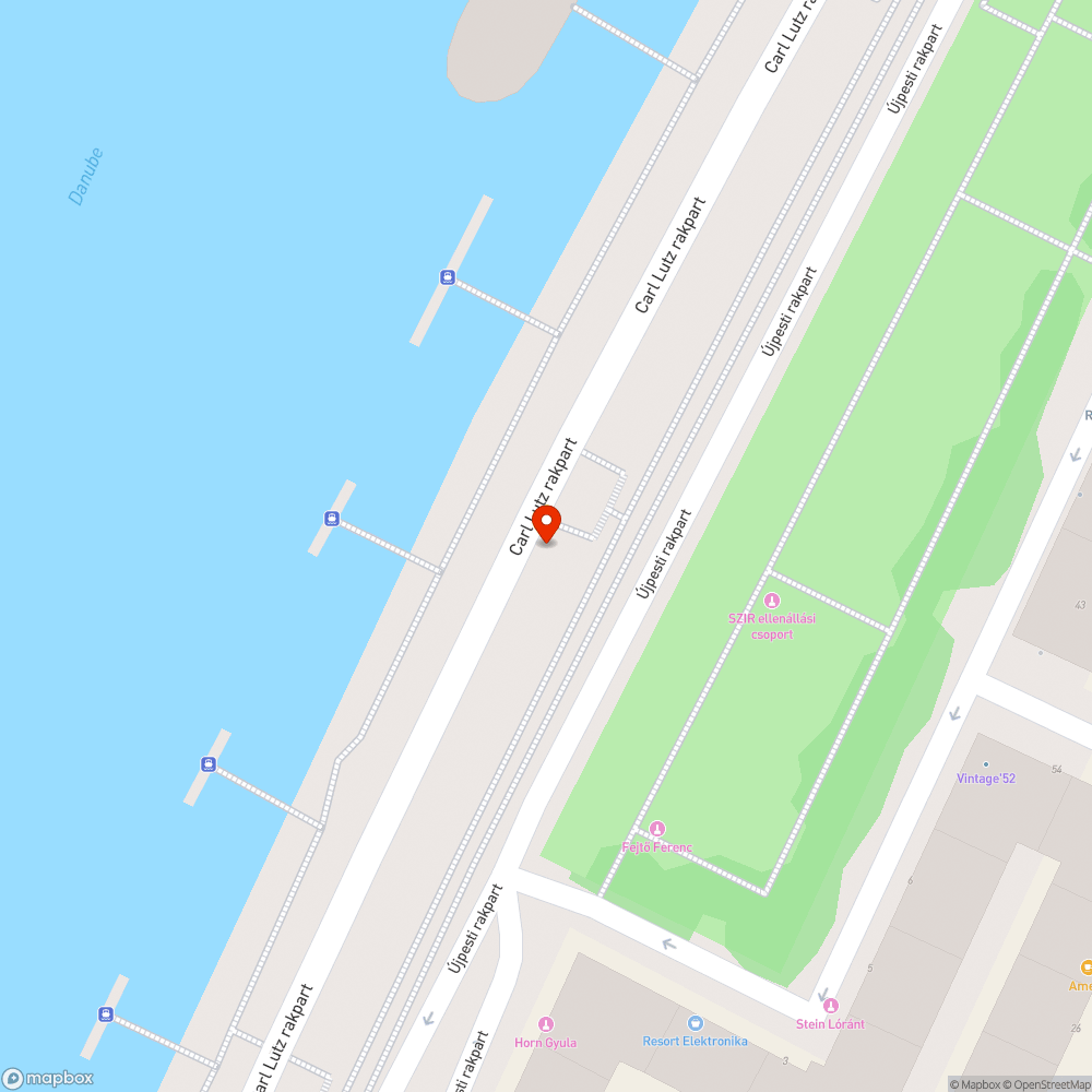 Carl Lutz rakpart, a gyalogos sétányon parkoló autó bejelentés helye