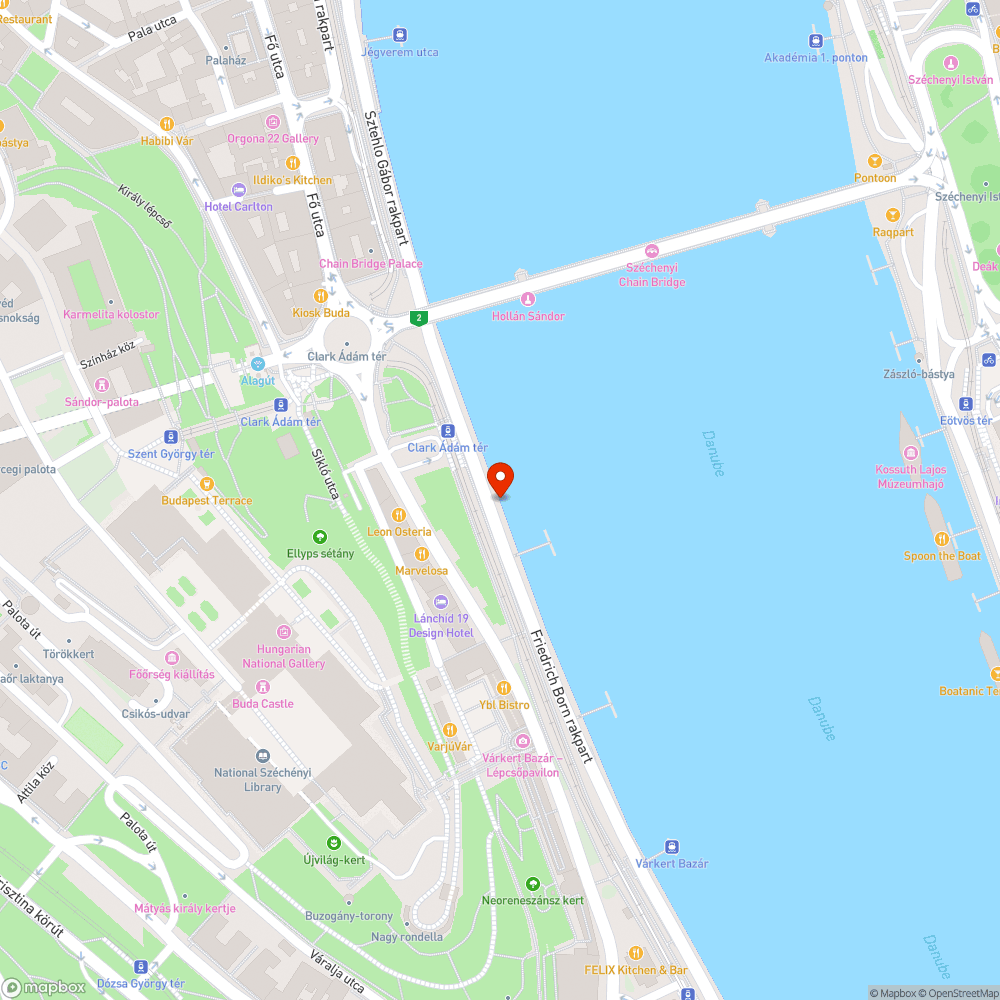 A biciklisek áthajtanak a villamos megállón a Clark Ádám téren bejelentés helye