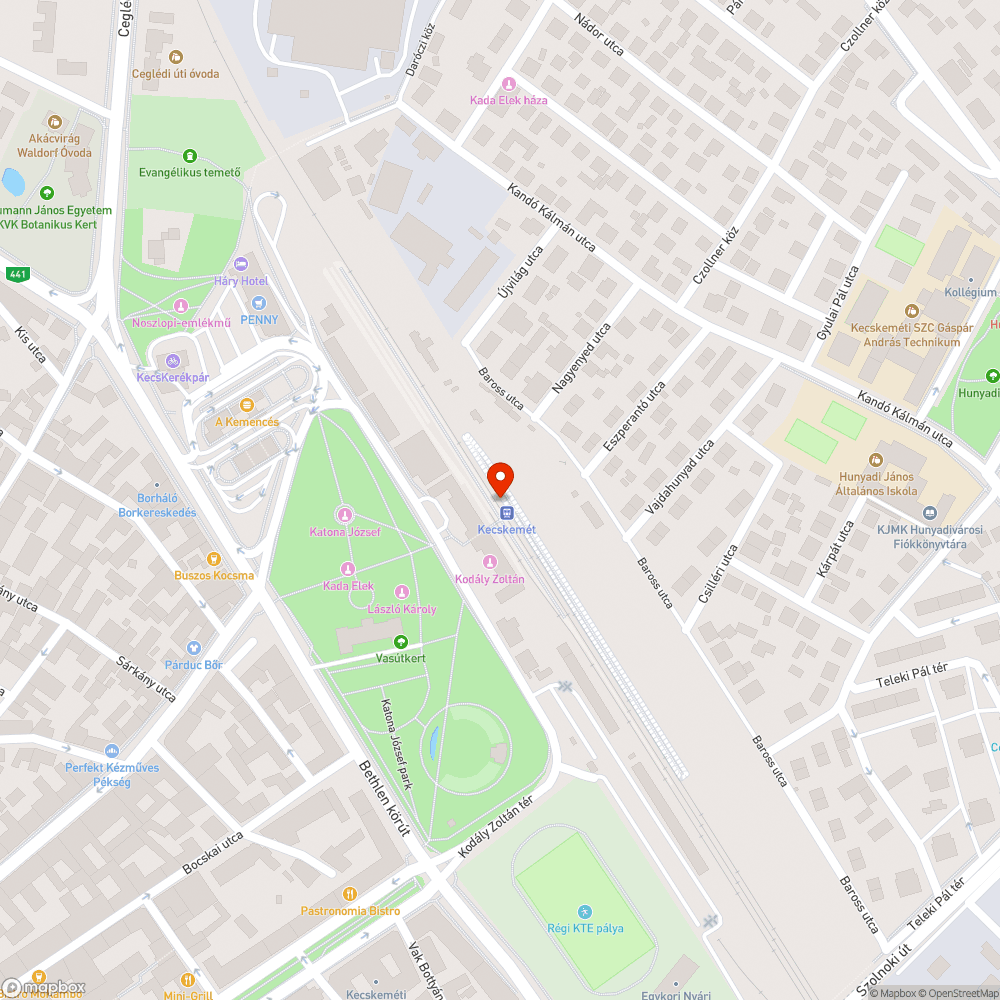 Rozsdás, régi, táblák a vasútállomáson bejelentés helye