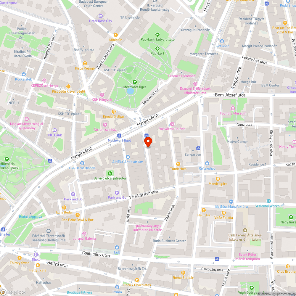 Kátyúk a Szász Károly utcában, biciklivel veszélyes bejelentés helye