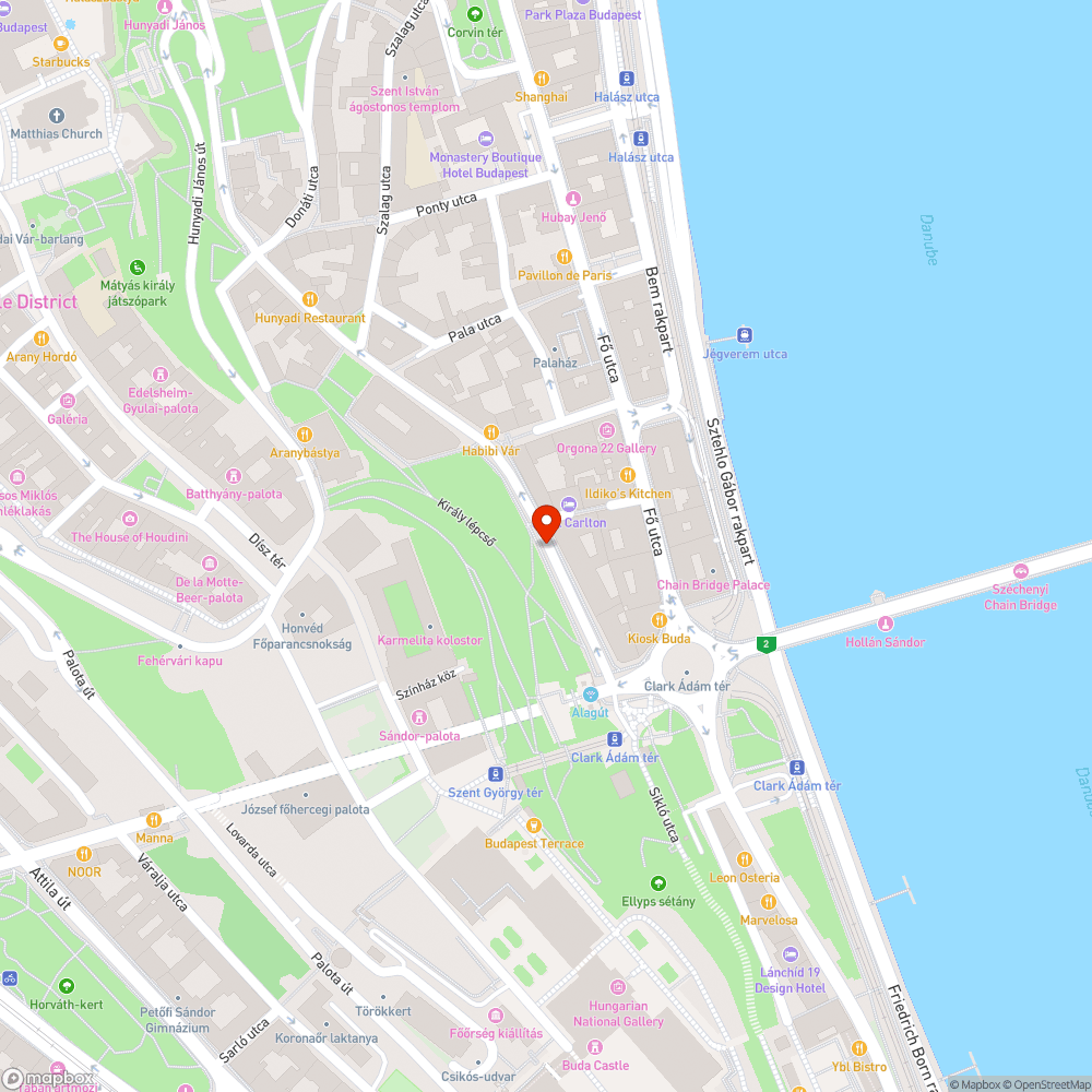 Leláncolt motor szűkíti a járdát a Hunyadi utcában bejelentés helye