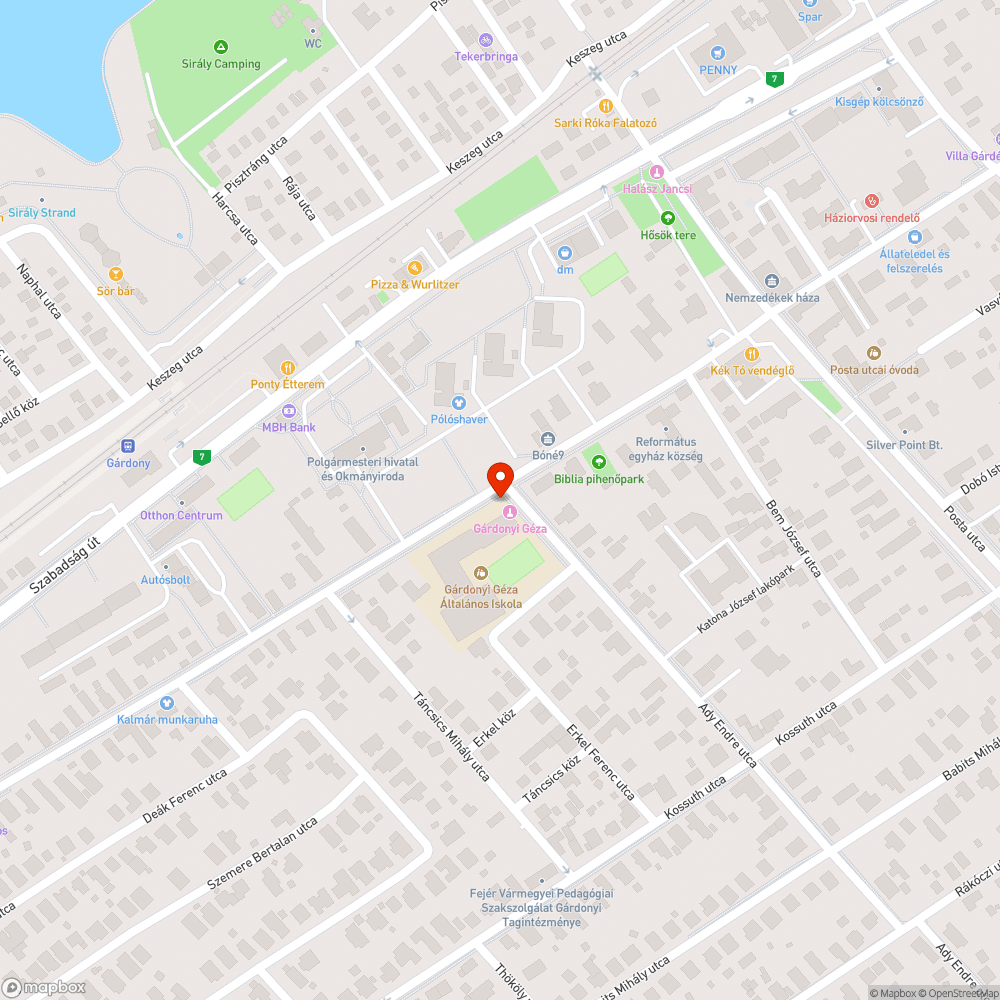 Általános iskola előtt benőtt figyelmeztető tábla, zebra hiány bejelentés helye