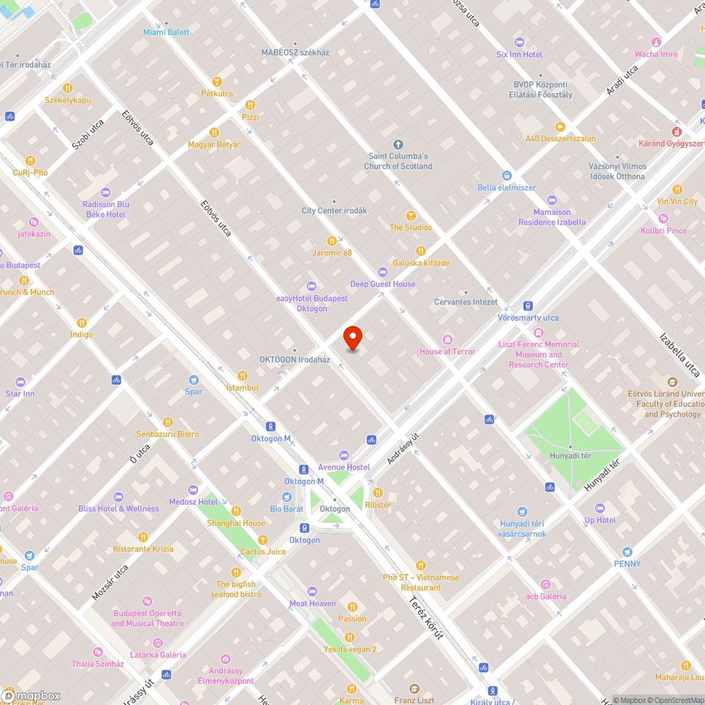 tábla fura helyen és pózban bejelentés helye