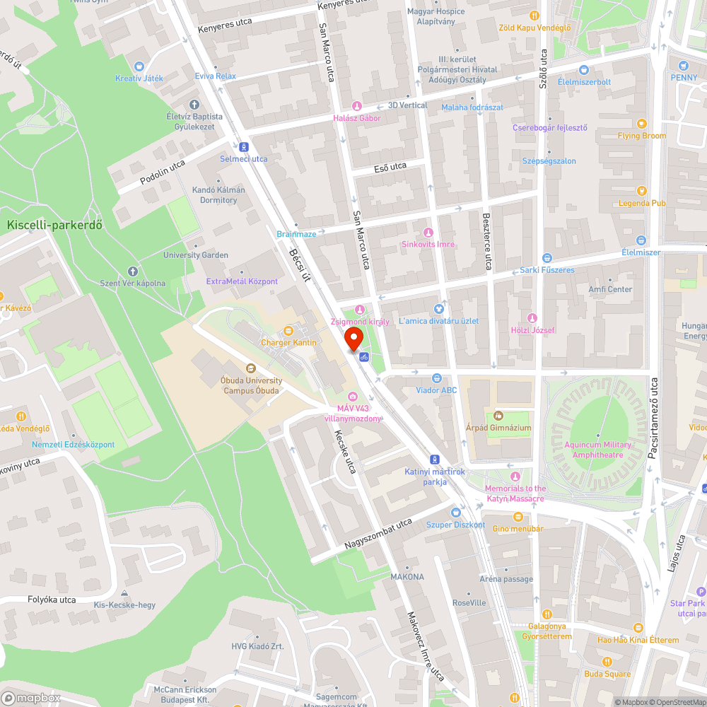 Rozsdás régi oszlopok az újak mellett bejelentés helye