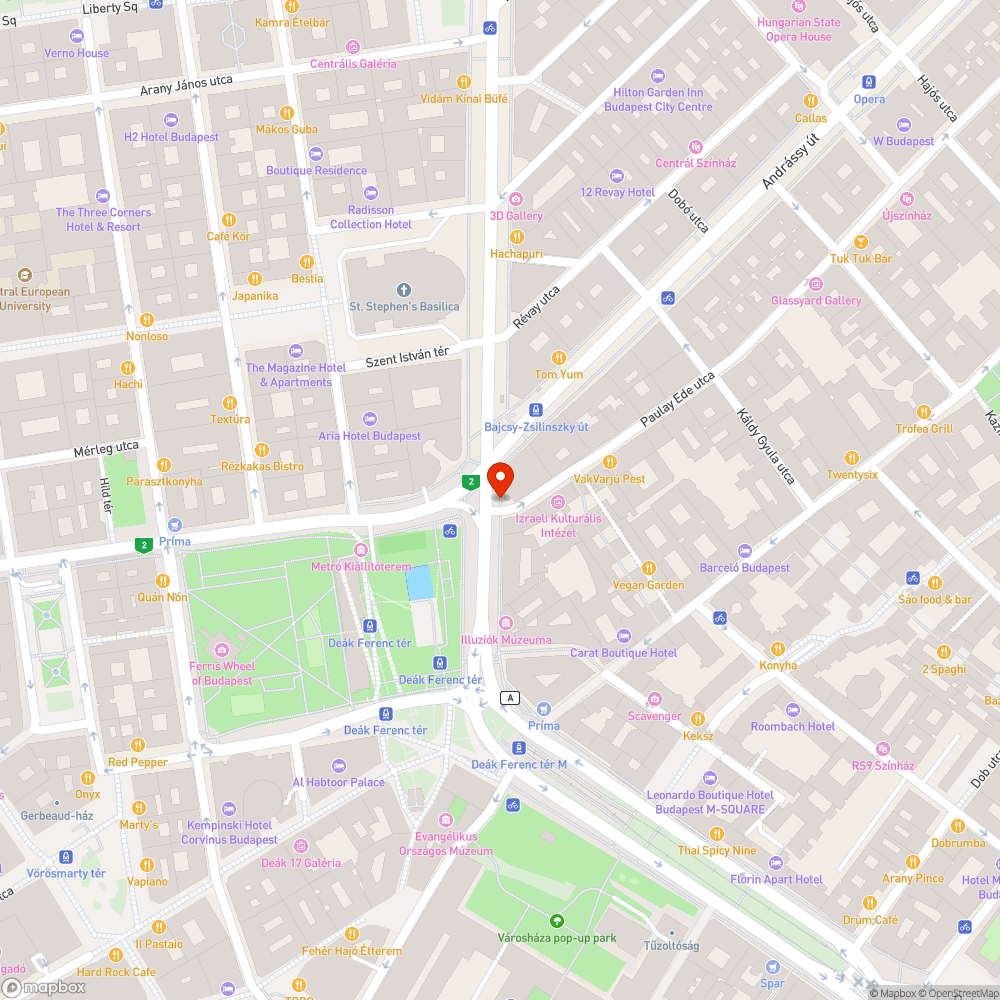 Szétdöntött kerékpárparkoló ráparkoló autókkal bejelentés helye