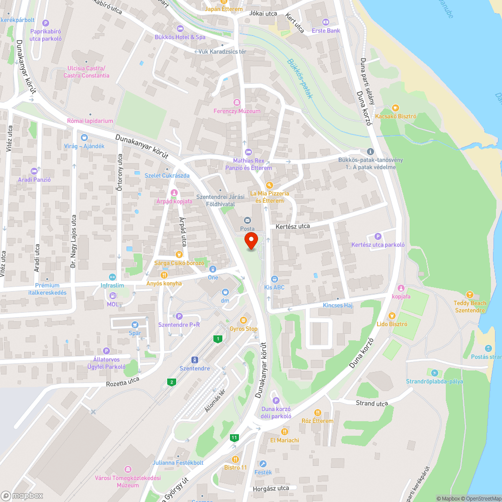 Sérült padok a posta előtti téren bejelentés helye