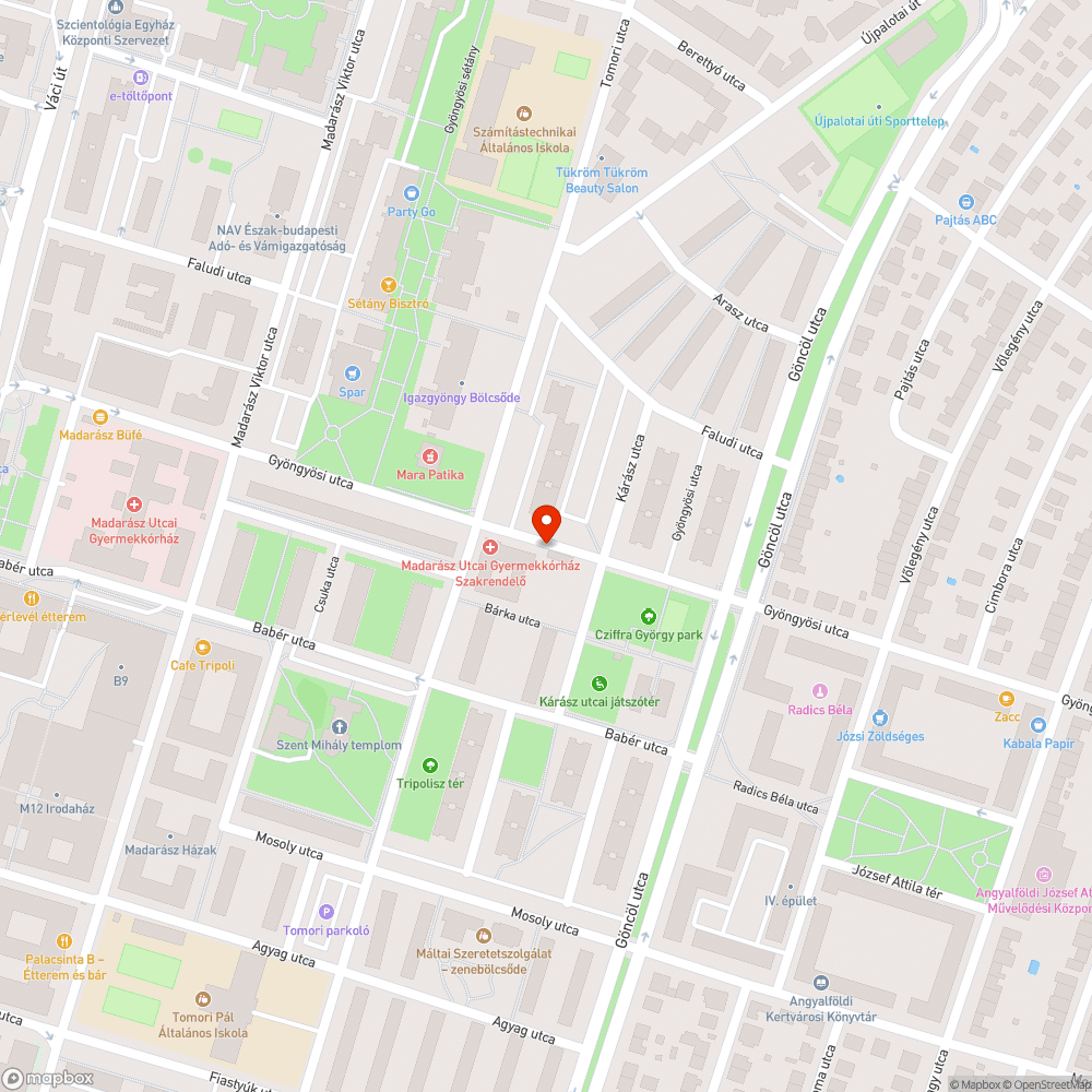 Törött jármű foglalja el a parkolóhelyeket bejelentés helye