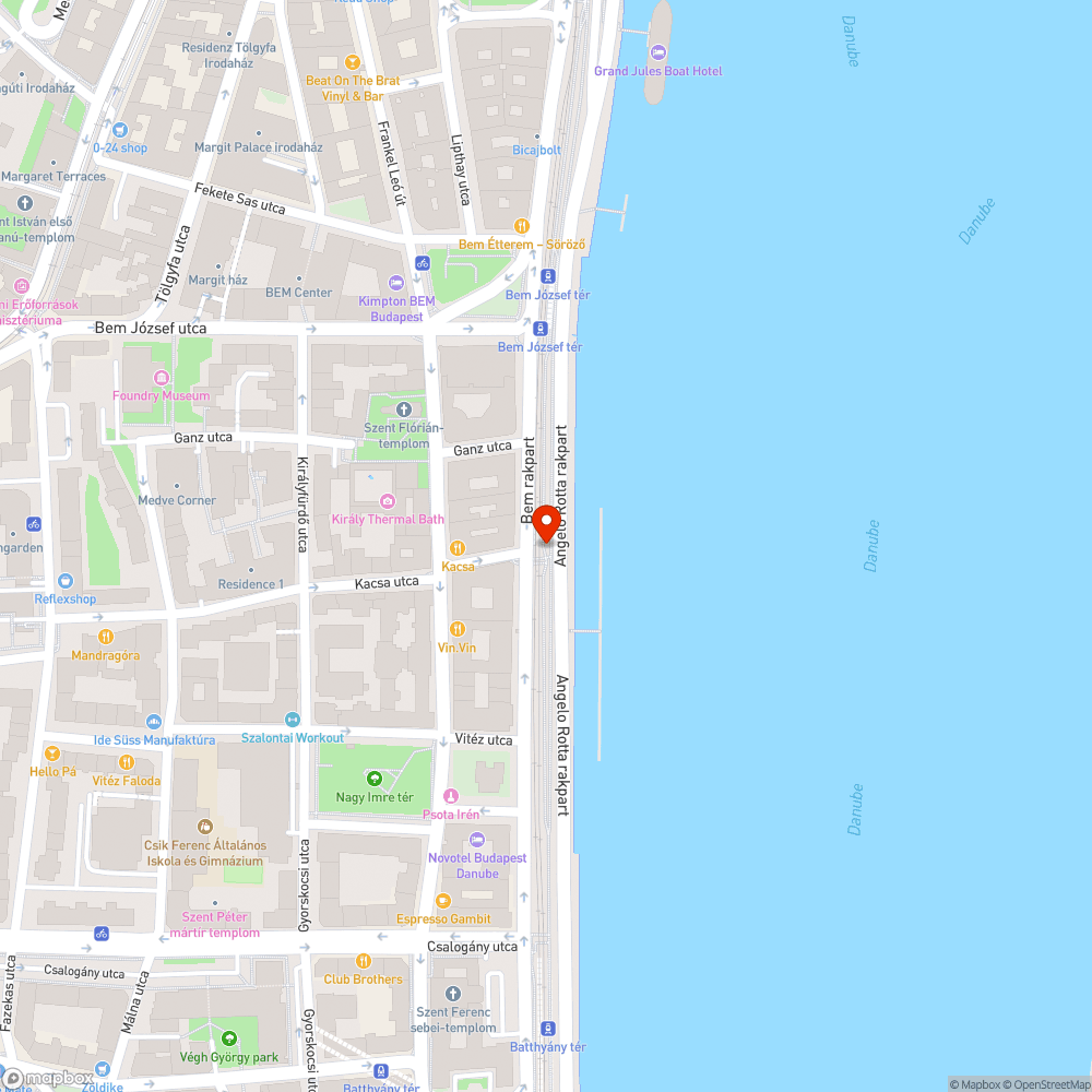 Kiszedett fém korlát a Bem rakparti sétányon bejelentés helye