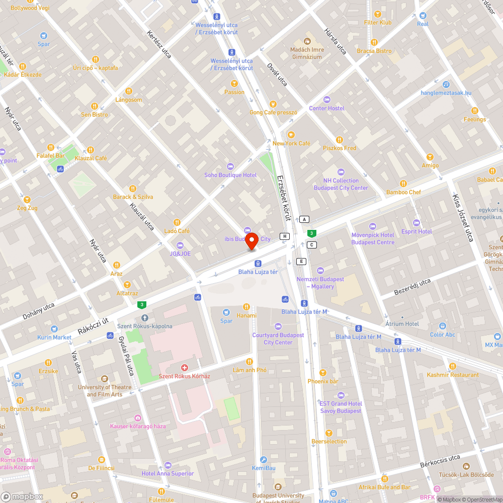 Otthagyott, felesleges parkolásgátló elemek a Blaha Lujza térnél. bejelentés helye