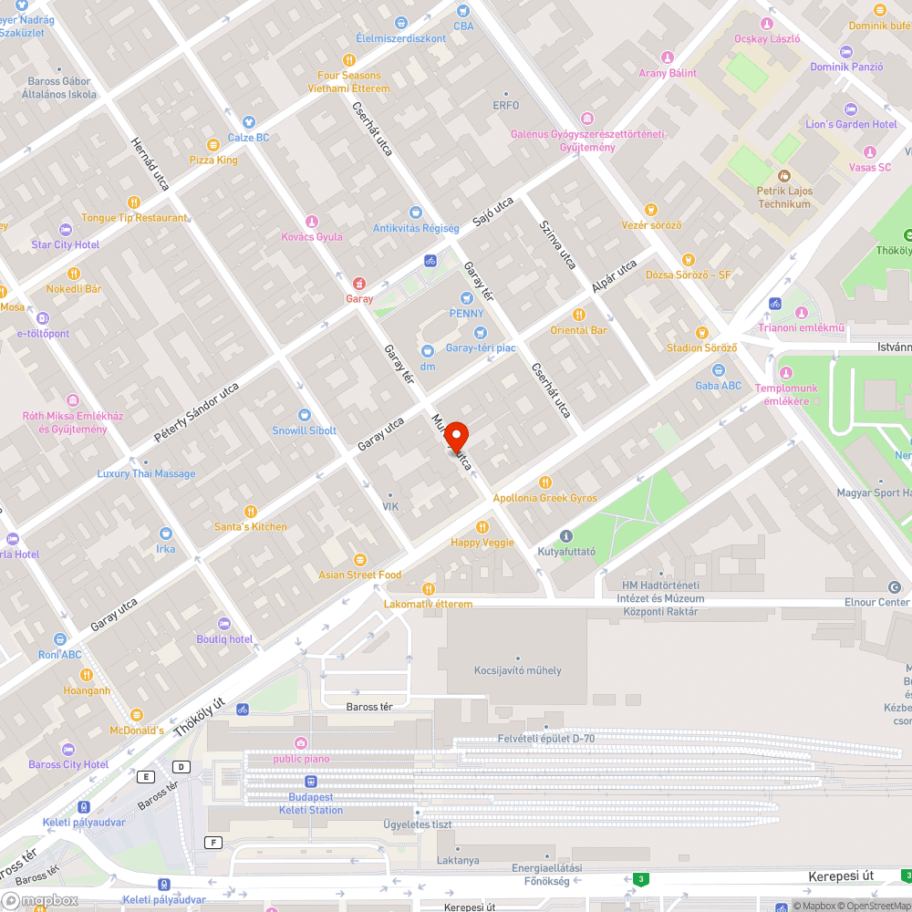 Rendezetlen, szétszórt beton parkolásgátló elemek a Murányi utcában. bejelentés helye