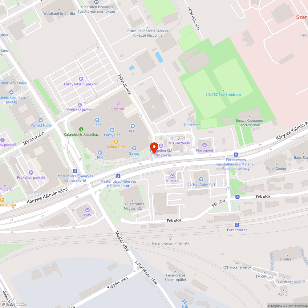 Meghajlott KRESZ tábla a Lurdy ház mellett bejelentés helye