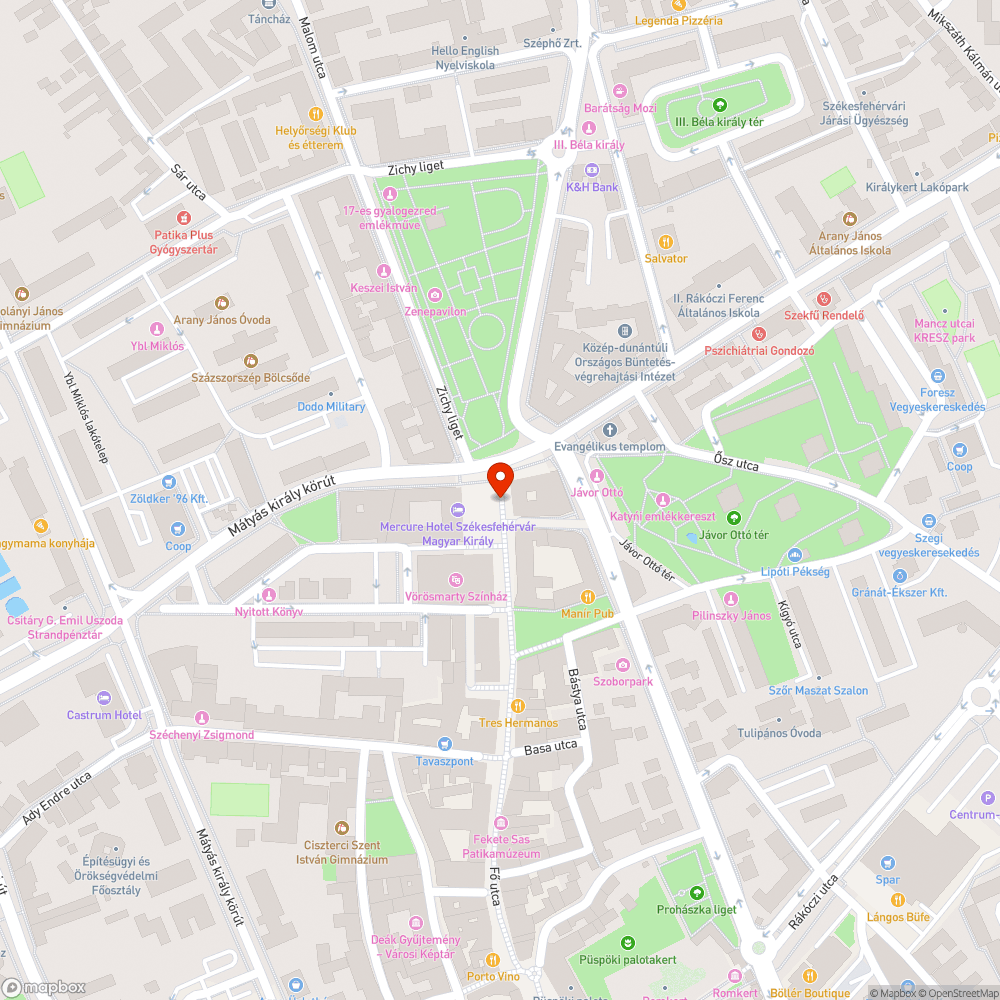 Kopott, napszívta ülőfelületek a Fő utcán bejelentés helye