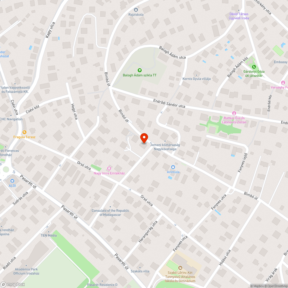 Keskeny járda, parkoló autók bejelentés helye