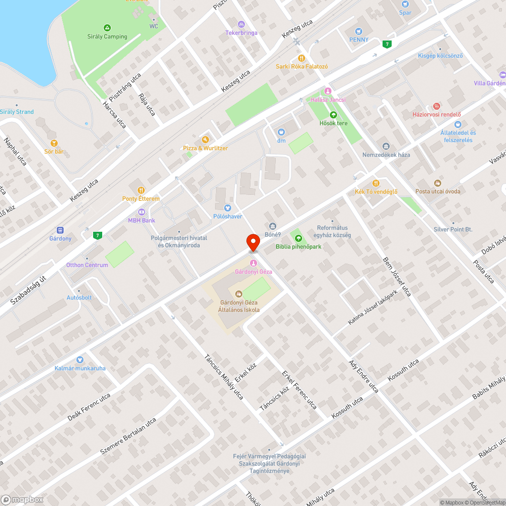 Félig kidőlt tábla az általános iskolánál bejelentés helye