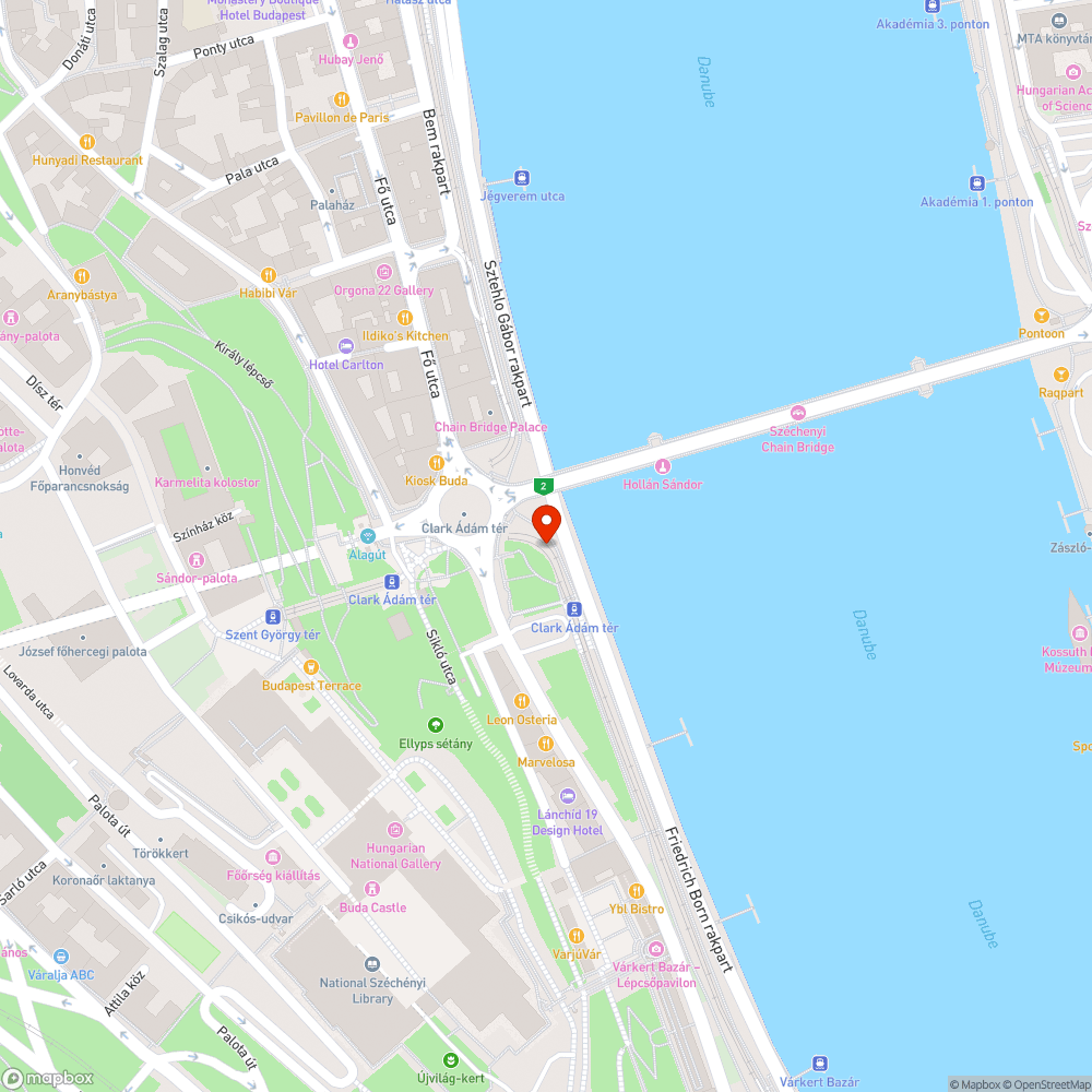 Teljesen szétfirkált padok a Clark Ádám téren bejelentés helye