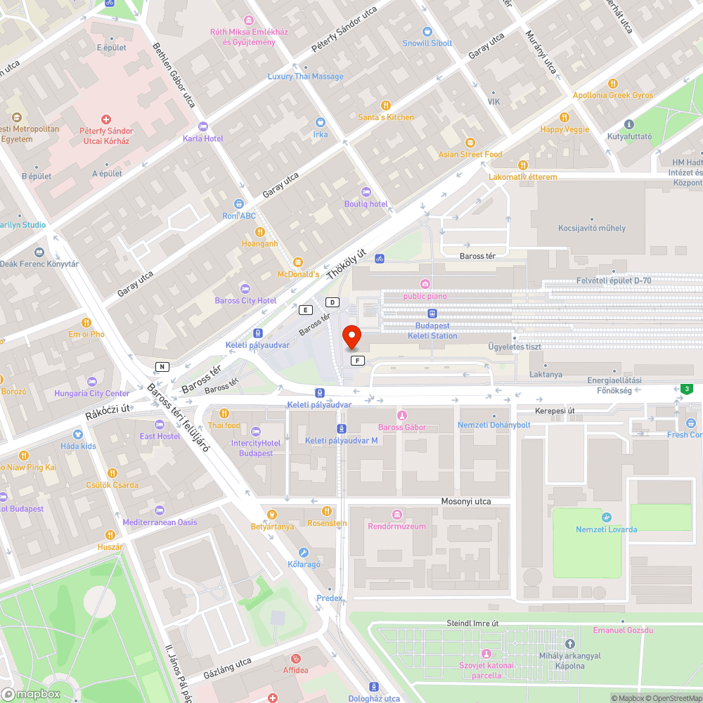 Félredobbott kőtörmelékek a Keleti pályaudvar épülete mellett. bejelentés helye