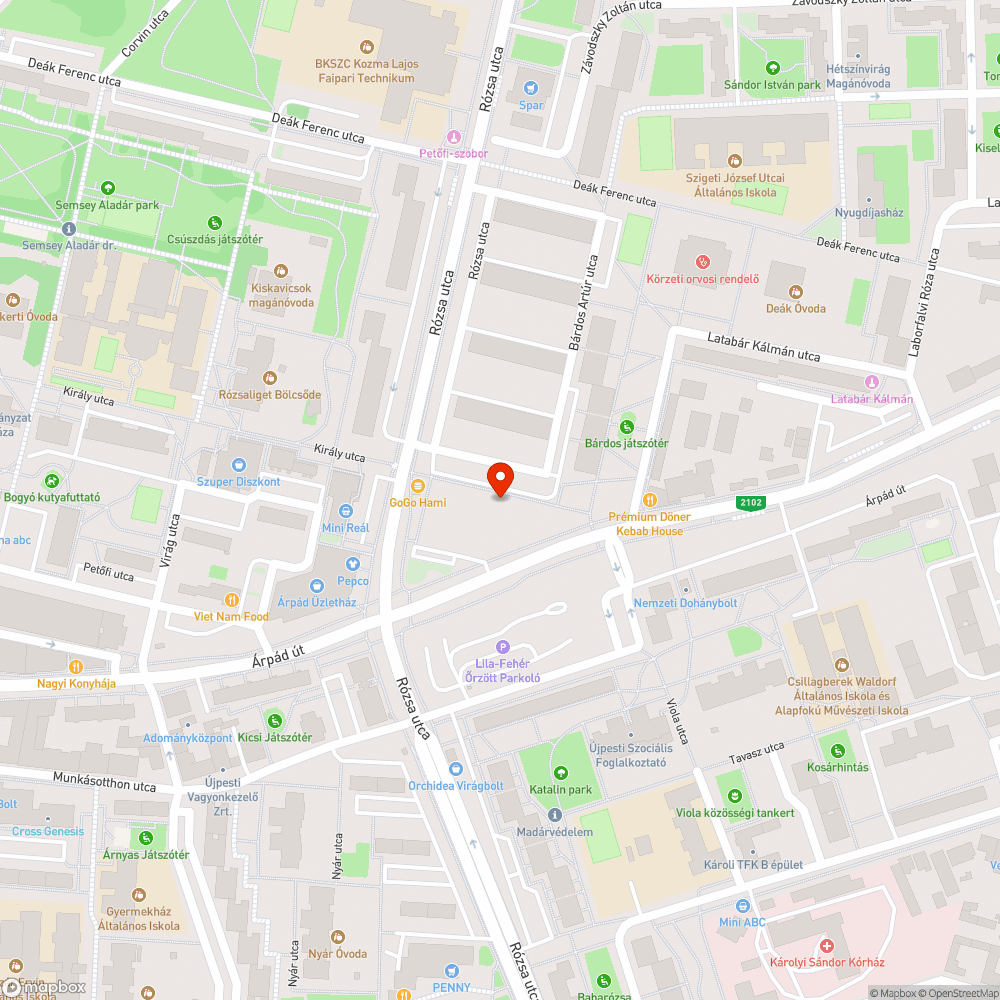 Hónapok óta itt álló szeméthegyek a volt uszoda mögötti járdán bejelentés helye