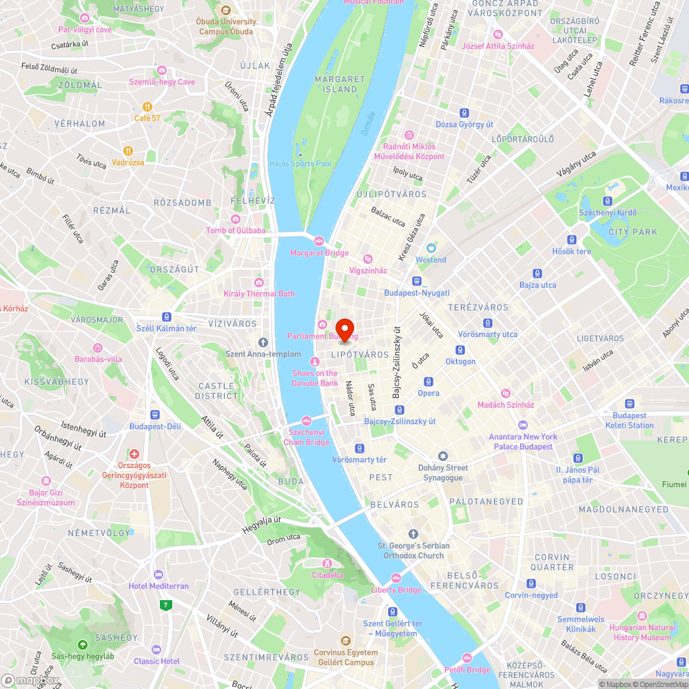 15-ös busz Kossuth téri megállójában a menetrendtábla hiányzik bejelentés helye