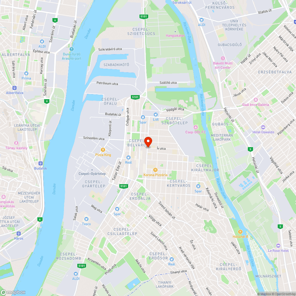 Kopott, galambkakis utcanévtábla bejelentés helye