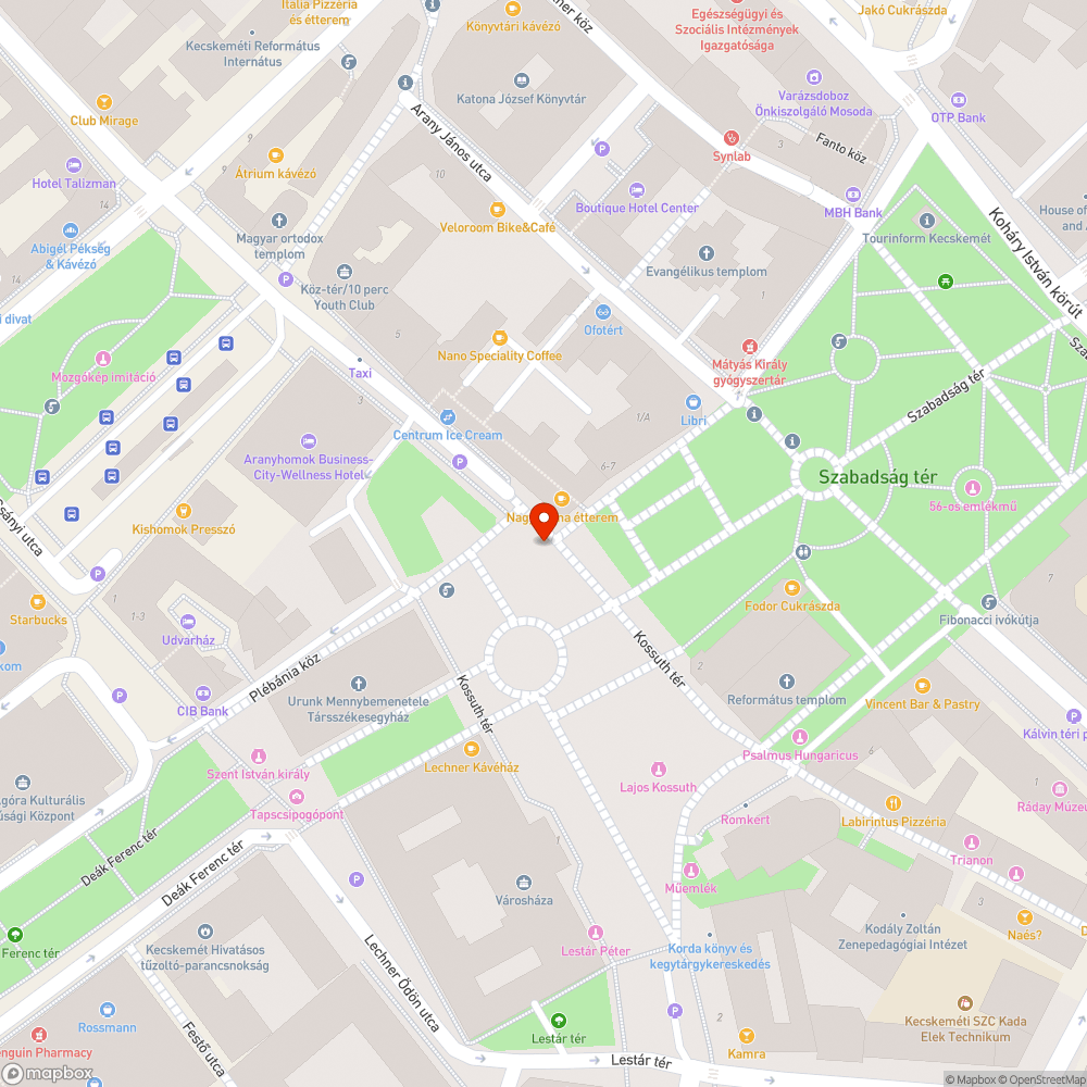 Töredezett burkolat a főtéri "Nagymama konyhája" sarkánál bejelentés helye