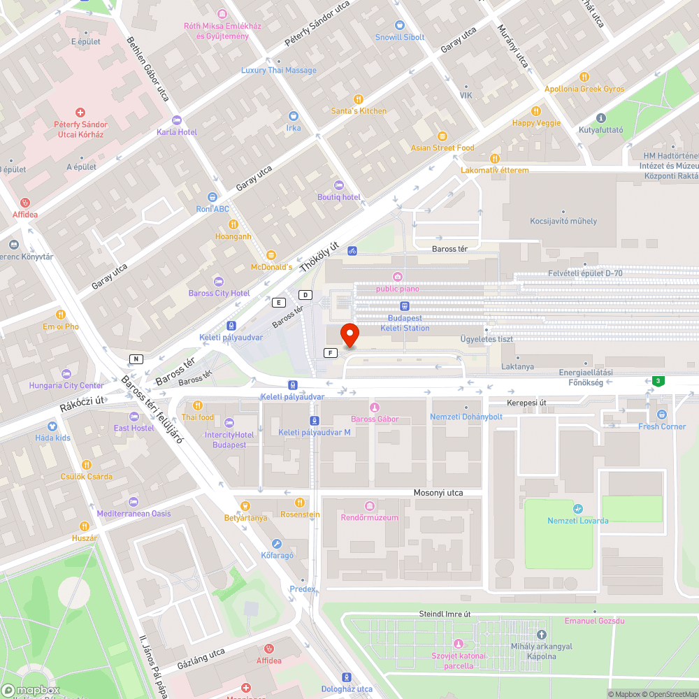 Megrongált, félrelökött betonelem a Keleti pályaudvarnál. bejelentés helye